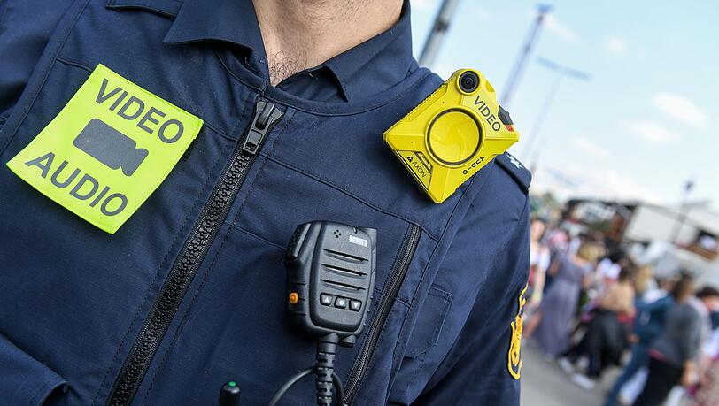 Beamte sind mit Bodycams unterwegs. (Archivbild) Beamte sind mit Bodycams unterwegs. (Archivbild)