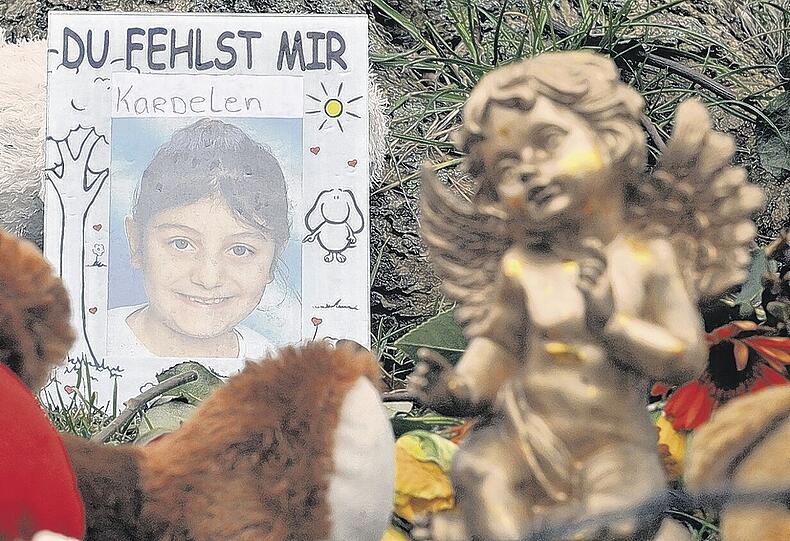 "Du fehlst mir": Ein Plakat erinnert in der Nähe von Kardelens Wohnhaus an die ermordete Achtjährige.