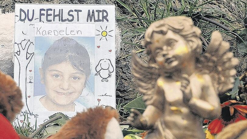 "Du fehlst mir": Ein Plakat erinnert in der Nähe von Kardelens Wohnhaus an die ermordete Achtjährige. "Du fehlst mir": Ein Plakat erinnert in der Nähe von Kardelens Wohnhaus an die ermordete Achtjährige.