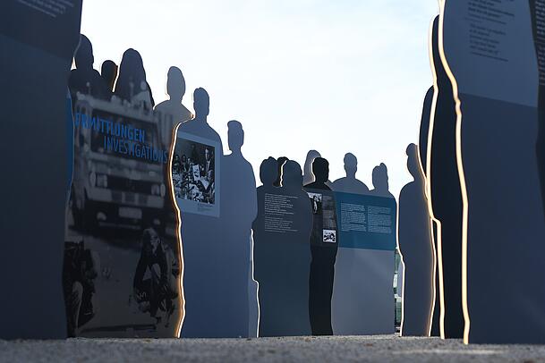 234 Silhouetten sollen an die Toten und Verletzten des Wiesn-Attentats vom 26. September 1980 erinnern. 234 Silhouetten sollen an die Toten und Verletzten des Wiesn-Attentats vom 26. September 1980 erinnern.