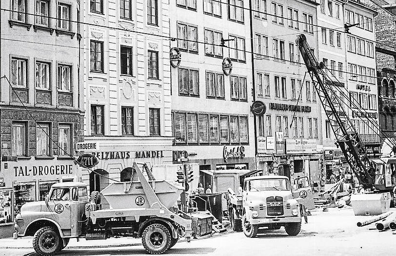 Die Meiller-Gärten (l.) und der Betrieb in Moosach (r.) aus der Luft: In 25 Hallen hat die Meiller Gruppe 70.000 Quadratmeter überdachte Produktionsfläche. Die Dächer sind teils begrünt und mit Fotovoltaik ausgestattet.