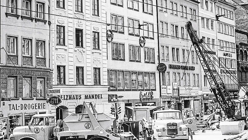 1967 im Tal: Das historische Foto zeigt links einen Kipper von Meiller (nur der hintere Teil des Lkw). Vor Drogerie und Pelzhaus bringt der Kipper Baumaterial in die Innenstadt.
