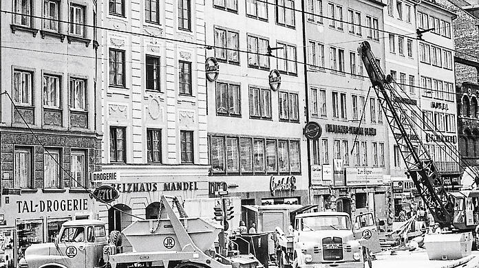 1967 im Tal: Das historische Foto zeigt links einen Kipper von Meiller (nur der hintere Teil des Lkw). Vor Drogerie und Pelzhaus bringt der Kipper Baumaterial in die Innenstadt.