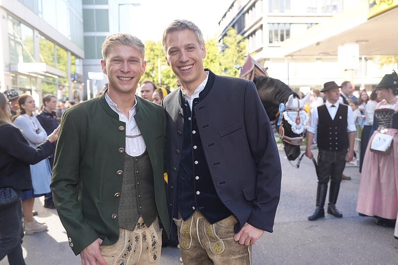 OB Dominik Krause mit Partner Sebastian Müller. Der neue Münchner Oberbürgermeister darf zum ersten Mal die Wiesn eröffnen. OB Dominik Krause mit Partner Sebastian Müller. Der neue Münchner Oberbürgermeister darf zum ersten Mal die Wiesn eröffnen.