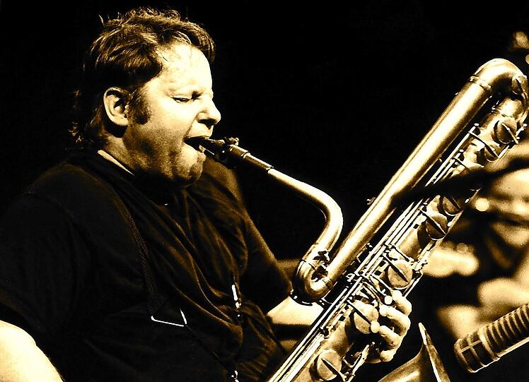 Große Klappen: Der Nürnberger Jazz-Professor Steffen Schorn ist Spezialist für Tieftöner &ndash; im Bild ein Bass-Saxophon.