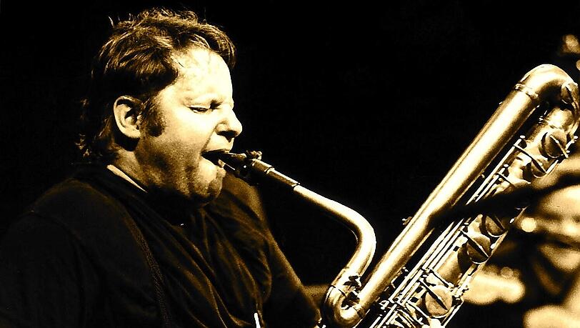 Große Klappen: Der Nürnberger Jazz-Professor Steffen Schorn ist Spezialist für Tieftöner – im Bild ein Bass-Saxophon. Große Klappen: Der Nürnberger Jazz-Professor Steffen Schorn ist Spezialist für Tieftöner – im Bild ein Bass-Saxophon.