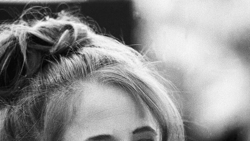 Als junges Mädchen wurde Silvia Seidel mit der ZDF-Serie „Anna“ berühmt. Mit 17 Jahren begeisterte sie an der Seite von Patrick Bach als talentierte Ballett-Schülerin ein Millionenpublikum. Viele Mädchen ließen sich damals von der Ballettbegeisterung anstecken. Ein Kinofilm folgte. Die schönsten Bilder aus Serie und Film Als junges Mädchen wurde Silvia Seidel mit der ZDF-Serie „Anna“ berühmt. Mit 17 Jahren begeisterte sie an der Seite von Patrick Bach als talentierte Ballett-Schülerin ein Millionenpublikum. Viele Mädchen ließen sich damals von der Ballettbegeisterung anstecken. Ein Kinofilm folgte. Die schönsten Bilder aus Serie und Film
