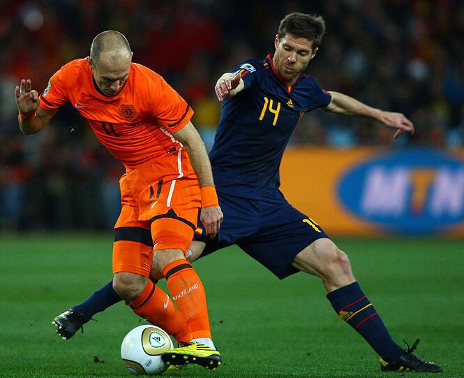 2010 dann die Krönung in Südafrika. Im Endspiel setzte sich Spanien in der Verlängerung gegen die Niederlande durch. Xabi Alonso im Zweikampf mit seinem künftigen Bayern-Kollegen Arjen Robben (l.).