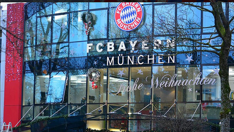 An der Geschäftsstelle des FC Bayern weihnachtet es sehr! Die Fassade wird geschmückt. An der Geschäftsstelle des FC Bayern weihnachtet es sehr! Die Fassade wird geschmückt.