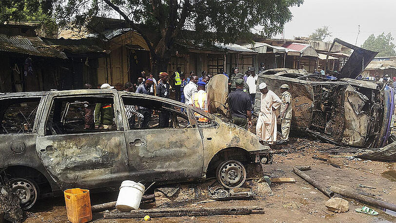 Ein zerstörter Wagen nach einem Anschlag der Islam-Fanatiker der Boko Haram in Nigeria. Ein zerstörter Wagen nach einem Anschlag der Islam-Fanatiker der Boko Haram in Nigeria.