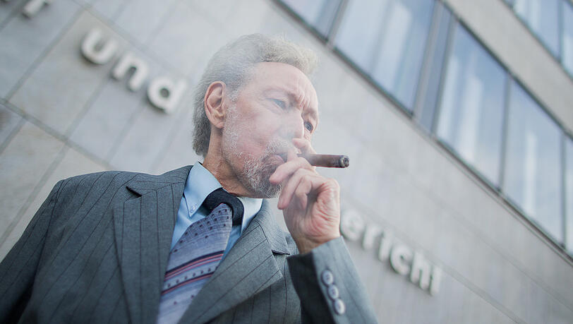 Raucher Friedhelm Adolfs steht am 28.09.2016 vor dem Landgericht in Düsseldorf (Nordrhein-Westfalen) und raucht eine Zigarre. Im Streit um seine Düsseldorfer Mietwohnung gewann der Kettenraucher einen spektakulären Rechtsstreit. Seine Vermieterin hatte jahrelang versucht, ihn aus der Wohnung zu werfen. Raucher Friedhelm Adolfs steht am 28.09.2016 vor dem Landgericht in Düsseldorf (Nordrhein-Westfalen) und raucht eine Zigarre. Im Streit um seine Düsseldorfer Mietwohnung gewann der Kettenraucher einen spektakulären Rechtsstreit. Seine Vermieterin hatte jahrelang versucht, ihn aus der Wohnung zu werfen.