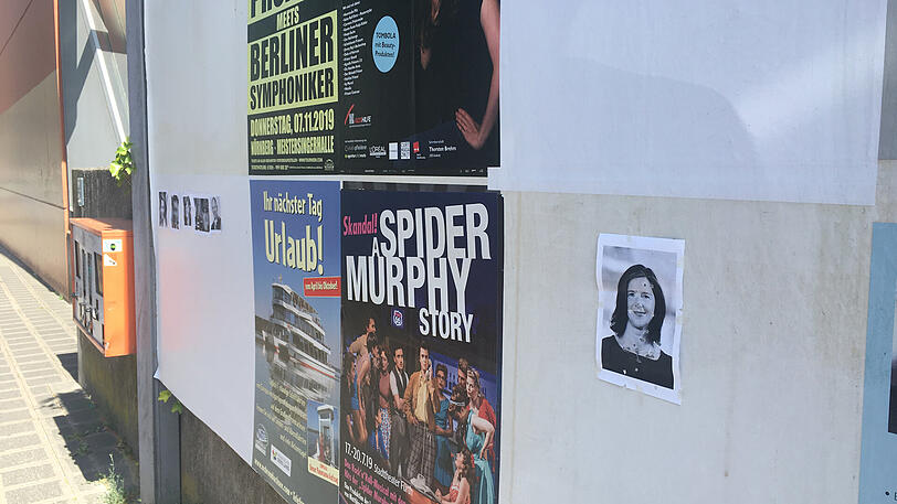 Die durchlöcherten Fotos der Politiker in Nürnberg.