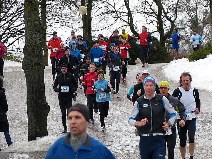 Rennen hält warm: Jogger bei einem der letzten Winterläufe.
