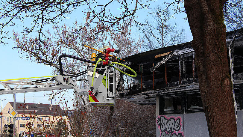 Die Löscharbeiten der Feuerwehr.