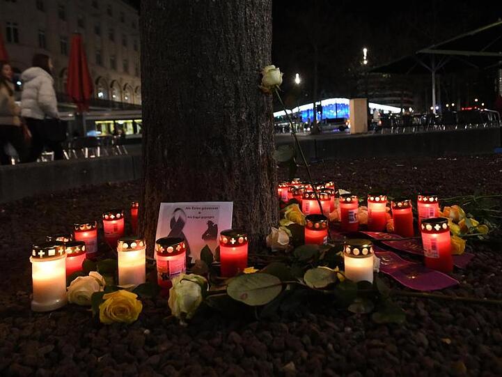 Kerzen und Blumen zum Gedenken an das Opfer der tödlichen Attacke am Augsburger Königsplatz. Foto: Stefan Puchner/dpa