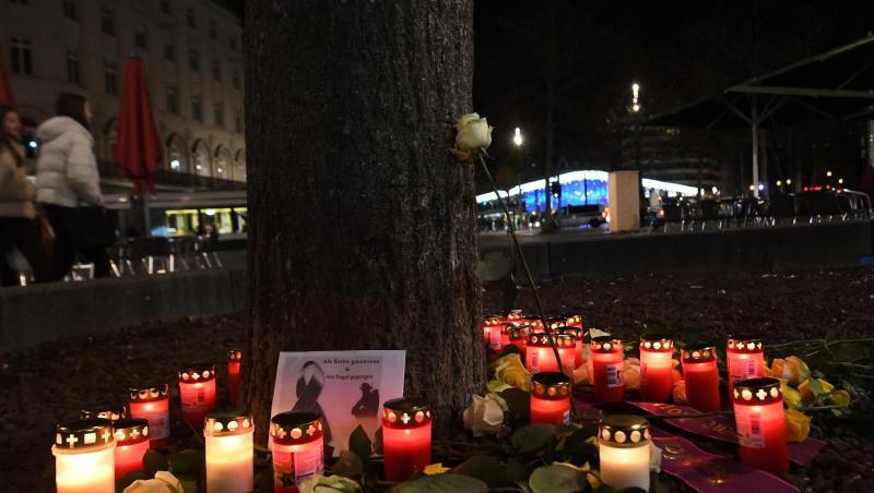 Kerzen und Blumen zum Gedenken an das Opfer der tödlichen Attacke am Augsburger Königsplatz. Foto: Stefan Puchner/dpa Kerzen und Blumen zum Gedenken an das Opfer der tödlichen Attacke am Augsburger Königsplatz. Foto: Stefan Puchner/dpa