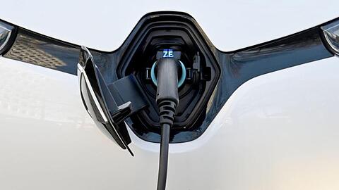 Ein Elektroauto vom Typ Renault Zoe wird an einer Ladesäule aufgeladen.