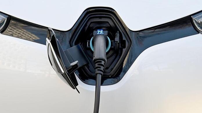 Ein Elektroauto vom Typ Renault Zoe wird an einer Ladesäule aufgeladen.