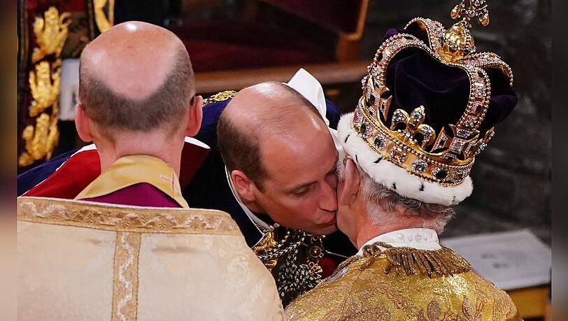 Prinz William gibt seinem Vater, König Charles III., einen Kuss auf die Wange.