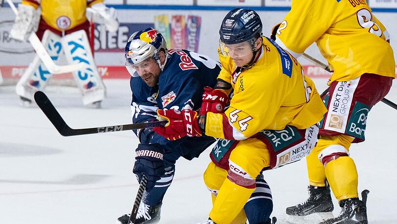 Maximilian Kastner (l) von München und Josef Eham von Düsseldorf kämpfen um den Puck. Eham wechselt nach Nürnberg.