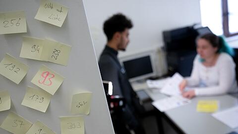 Statt Bargeld erhalten Asylbewerber auch in München seit Juli eine Bezahlkarte, mit der sie in Geschäften bezahlen können. Sie können maximal 50 Euro im Monat in bar am Automaten abheben.