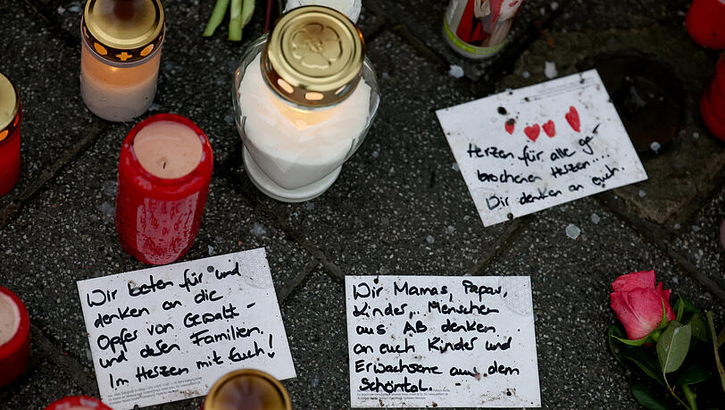 Im Aschaffenburger Schöntal-Park haben Trauernde Beileids-Briefe an die Hinterbliebenen abgelegt. Ein 28-jähriger Afghane hat dort am Mittwoch ein zweijähriges Kindergartenkind erstochen, und einen 41-Jährigen, der helfen wollte.