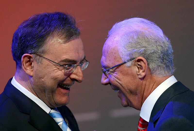 Der Vorstandsvorsitzende von BMW, Norbert Reithofer (l), bekommt den Preis in der Kategorie Mittel und Oberklasse für den 3er BMW vom ehemaligen Fußballer Franz Beckenbauer überreicht.