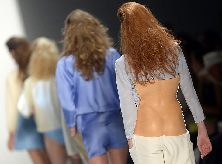 Die Kreationen von Marina Hoermanseder auf der Fashion Week in Berlin.