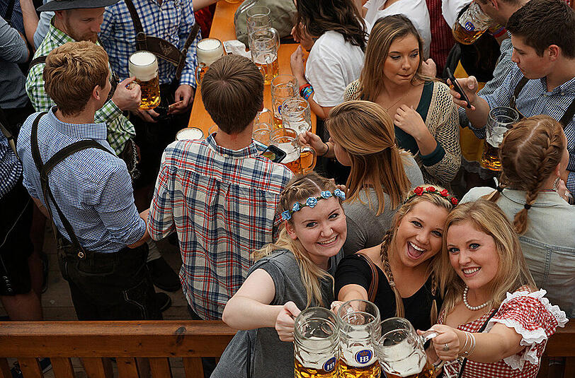 Auch AZ-Fotograf Daniel von Loeper hat sich auf der Wiesn umgeschaut und die Party-Stimmung in den Zelten eingefangen.