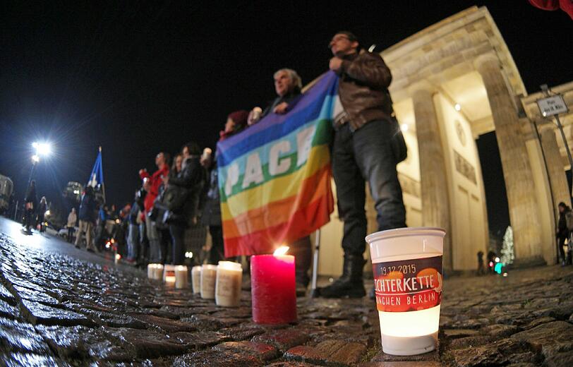 Bilder vom Brandenburger Tor. Hier endete die nicht ganz vollständige Lichterkette.