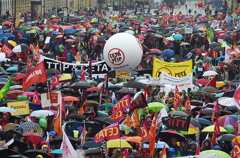 Großkundgebung gegen CETA und TTIP am Samstag in München: die Bilder von der Demo am Odeonsplatz.