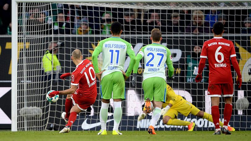 Fehlgeschlagener Versuch: Arjen Robben (l.) zieht gegen Wolfsburg vom Punkt ab, Torhüter Koen Casteels lenkt den Ball an den Pfosten.
