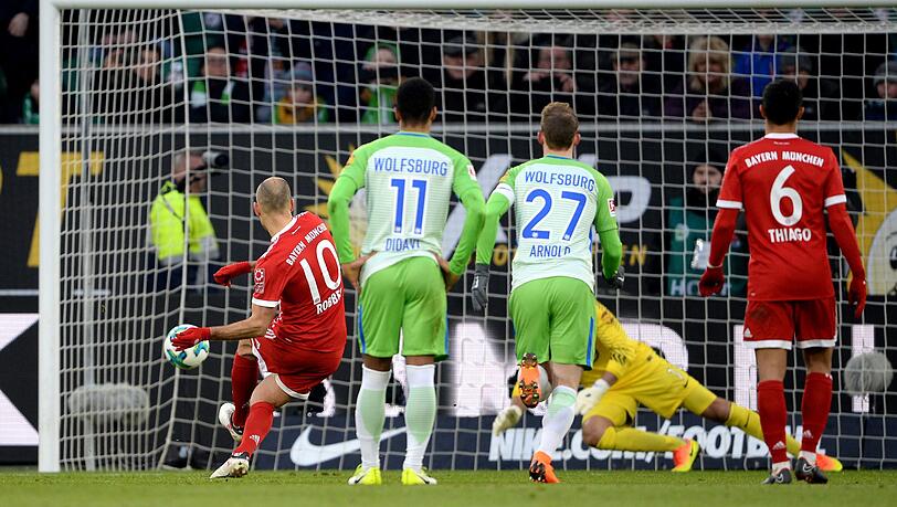 Fehlgeschlagener Versuch: Arjen Robben (l.) zieht gegen Wolfsburg vom Punkt ab, Torhüter Koen Casteels lenkt den Ball an den Pfosten.