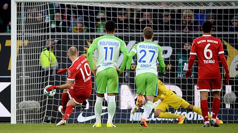 Fehlgeschlagener Versuch: Arjen Robben (l.) zieht gegen Wolfsburg vom Punkt ab, Torhüter Koen Casteels lenkt den Ball an den Pfosten.