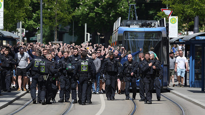 Die Löwen-Anhänger vor dem Derby auf dem Weg ins Grünwalder Stadion. Im Schlepptau: Reichlich Polizei. Die Bilder vom Sonntagmittag.