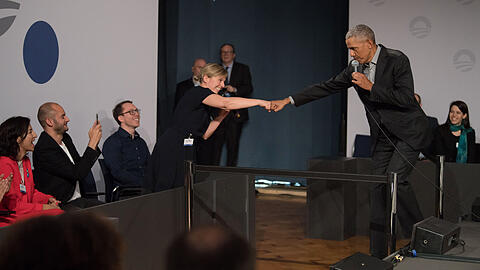 Katharina Schulze und Barack Obama geben sich die "Ghettofaust".
