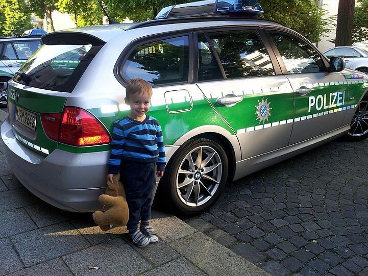 Alleine und nur mit ein paar Spielsachen in den Händen war ein Bub (3) in Großhadern unterwegs. Die Polizei sorgte für ein Happy End.