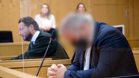 Der Angeklagte (r) sitzt in einem Saal des Landgerichts neben seinem Rechtsanwalt Peter Nickel. Foto: Henning Kaiser/dpa