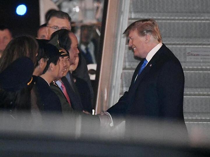 Donald Trump, Präsident der USA, wird am Flughafen von Hanoi begrüßt.
