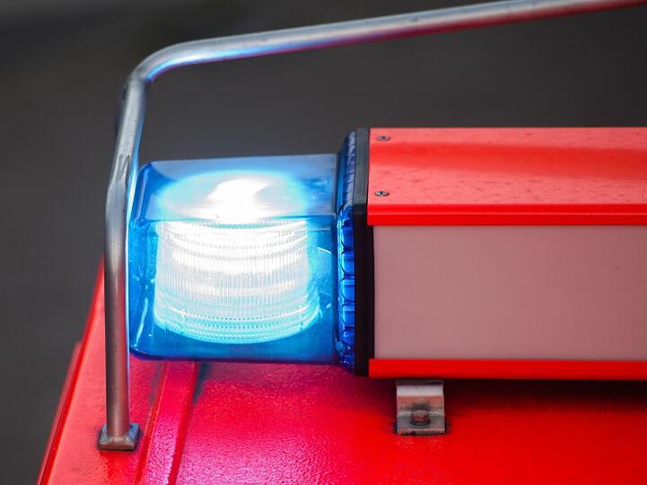 Ein Fahrzeug der Feuerwehr mit eingeschaltetem Blaulicht. Foto: Daniel Bockwoldt/dpa/Symbolbild