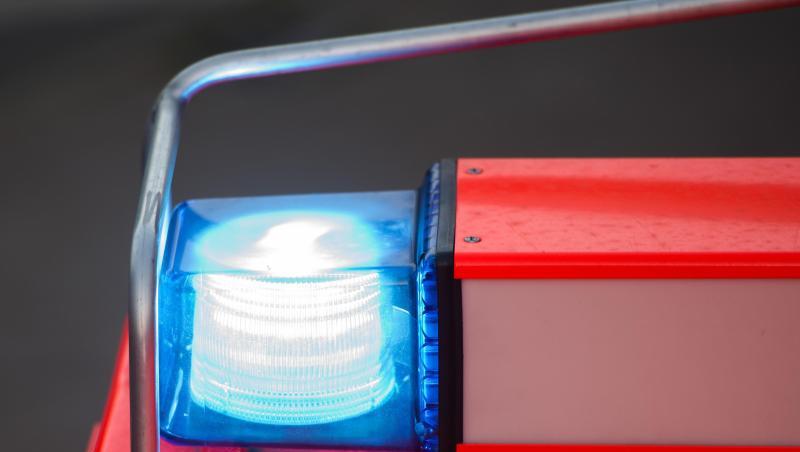 Ein Fahrzeug der Feuerwehr mit eingeschaltetem Blaulicht. Foto: Daniel Bockwoldt/dpa/Symbolbild Ein Fahrzeug der Feuerwehr mit eingeschaltetem Blaulicht. Foto: Daniel Bockwoldt/dpa/Symbolbild