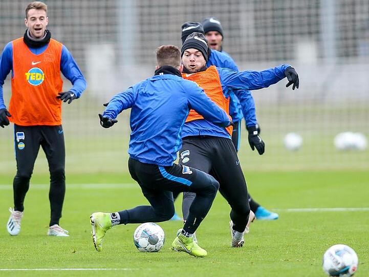 Eduard Löwen (r.) mit Lukas Klünter und Peter Pekarik (l-r.) beim Training. Foto: Andreas Gora/dpa/Archivbild