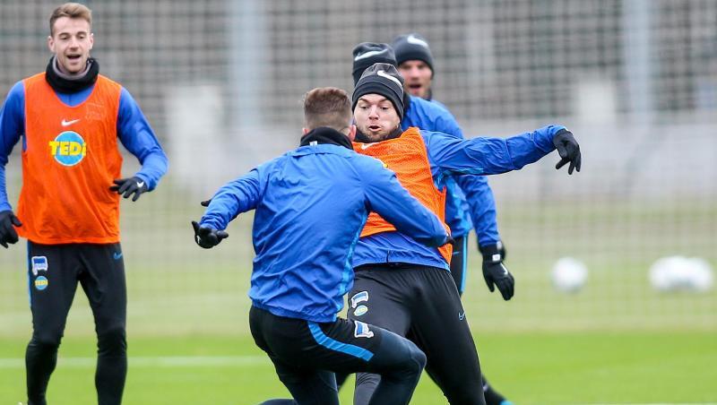 Eduard Löwen (r.) mit Lukas Klünter und Peter Pekarik (l-r.) beim Training. Foto: Andreas Gora/dpa/Archivbild Eduard Löwen (r.) mit Lukas Klünter und Peter Pekarik (l-r.) beim Training. Foto: Andreas Gora/dpa/Archivbild
