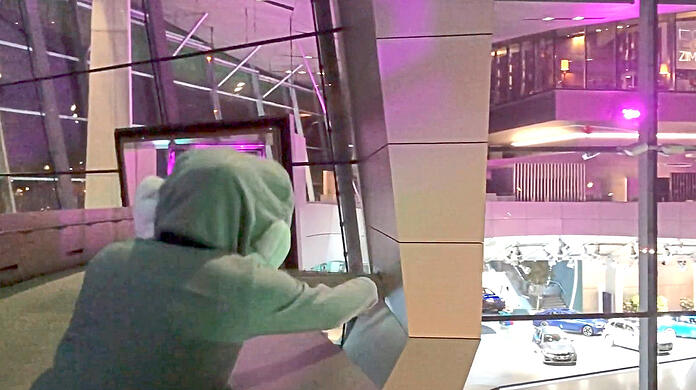 Osterprotest: Die Gestalt im Hasenkostüm wirft Eier gegen die Glasfront der BMW-Welt.