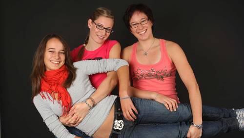 Halten fest zusammen: Die drei Dürr-Schwestern Katharina (rechts), Lena (Mitte) und Franziska. Halten fest zusammen: Die drei Dürr-Schwestern Katharina (rechts), Lena (Mitte) und Franziska.