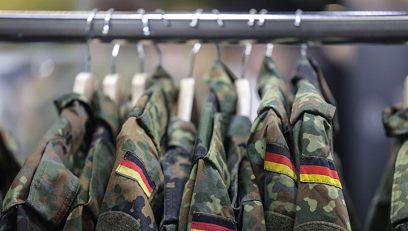 Wie lassen sich die Uniformjacken an den Mann oder die Frau bringen: Die Bundeswehr braucht 80.000 zusätzliche Soldaten. (Archivfoto)