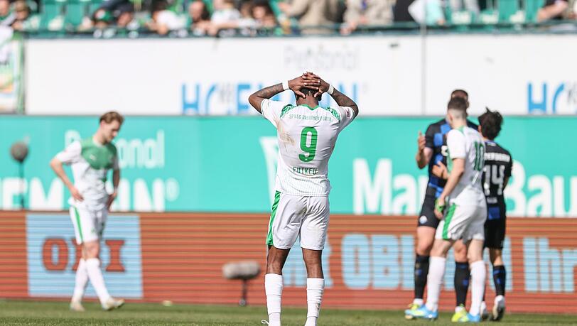 Noel Futkeu (M) vergab f&uuml;r die F&uuml;rther eine dicke Chance.