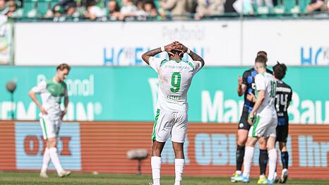 Noel Futkeu (M) vergab f&uuml;r die F&uuml;rther eine dicke Chance.