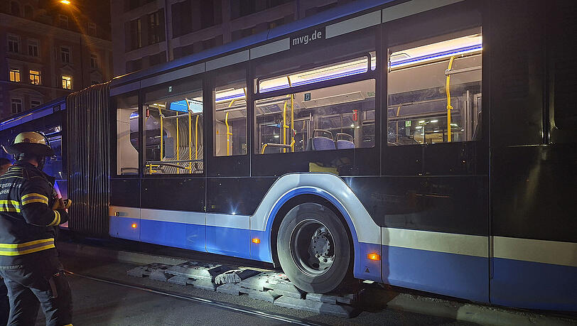 Bei der Bergung des Busses griff die Feuerwehr sehr kreativ auf Sockel von Verkehrsschildern zur&uuml;ck.