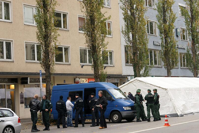 Diese Wohnobjekte werden auch regelmäßig gewechselt, um bestimmbare Aufenthaltsorte zu verschleiern.